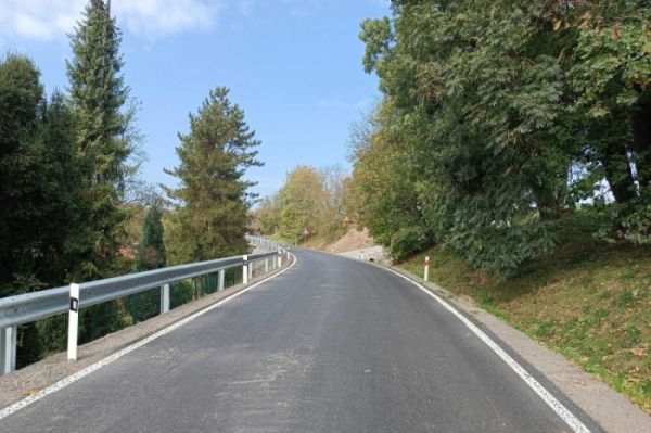 Silnice Dobroslavická v Plesné má nový koberec i zpevněný svah