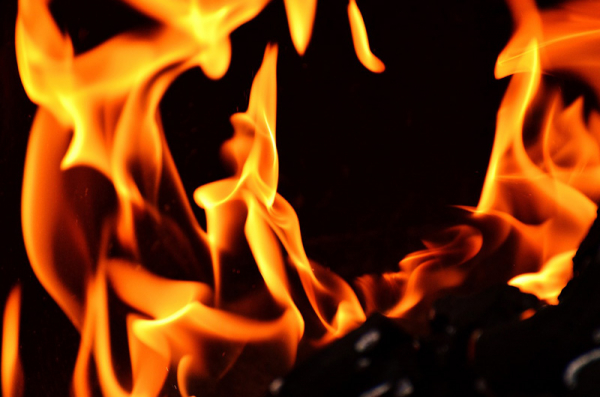 Muže na Frýdecko-Místecku vážně popálil oheň z kotle. Do nemocnice ho transportoval vrtulník