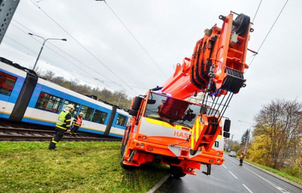 Na Hranečníku ve Slezské Ostravě nakolejovali hasiči tramvaj pomocí jeřábu