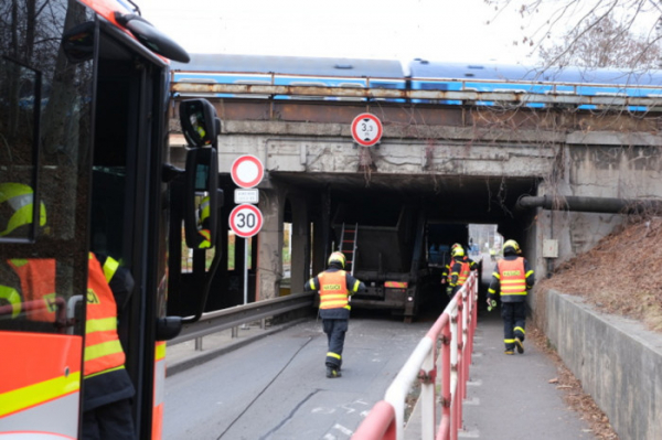 Hasiči vyprošťovali vozidlo zaražené pod železničním mostem v Ostravě-Přívoze