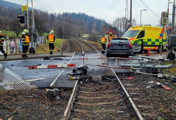 Na železničním přejezdu v Kunčicích pod Ondřejníkem došlo k nehodě dvou osobních aut, dvě osoby se zranily