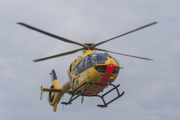 Senior vypadl z okna svého rodinného domu v Kravařích, pro zraněného letěl vrtulník