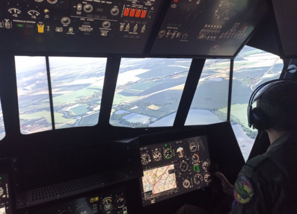 České a belgické posádky vrtulníků trénovaly na taktických simulátorech