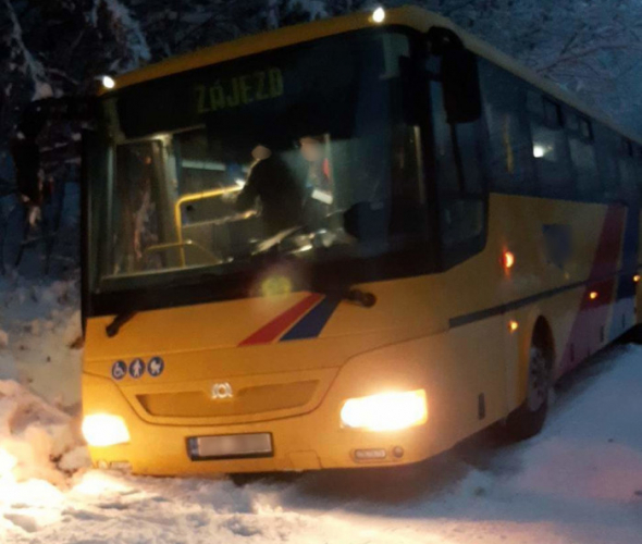 Na Opavsku skončil autobus s malými dětmi v příkopu