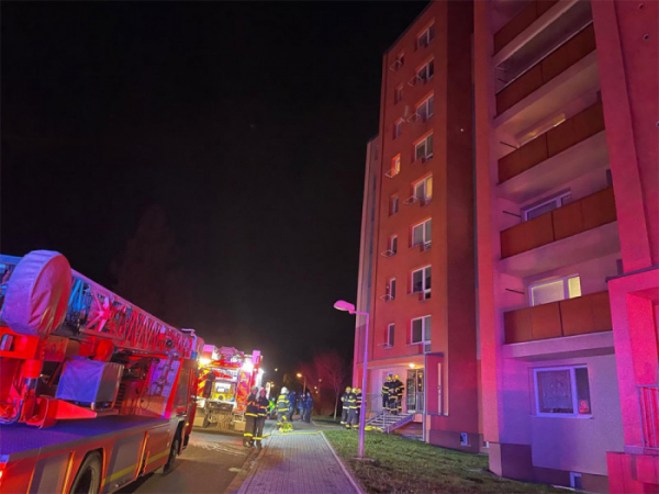 V Kopřivnici došlo k explozi bytu, hasiči evakuovali desítky lidí. Jedna osoba skončila v nemocnici