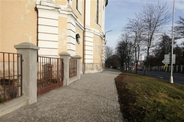 Oprava chodníku u kostela Panny Marie Těšitelky v Bruntále je dokončena, příští rok se bude pokračovat
