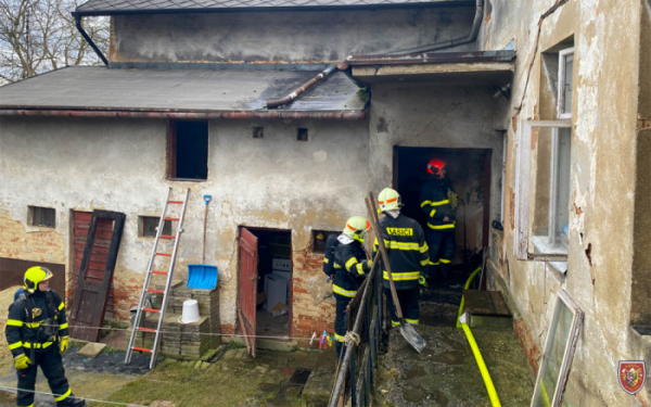 Na Ostravsku zachránili policisté a hasiči seniory z hořícího rodinného domu