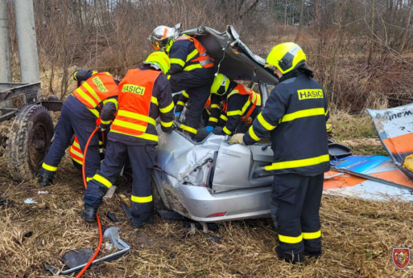 Hasiči použili při autonehodě v Šenově hydraulické vyprošťovací nástroje, zaklíněný řidič nepřežil