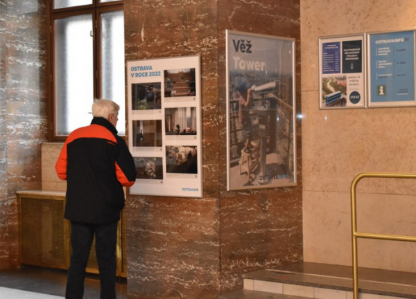 Radniční výstava připomíná ostravský rok 2022 objektivy fotoaparátů