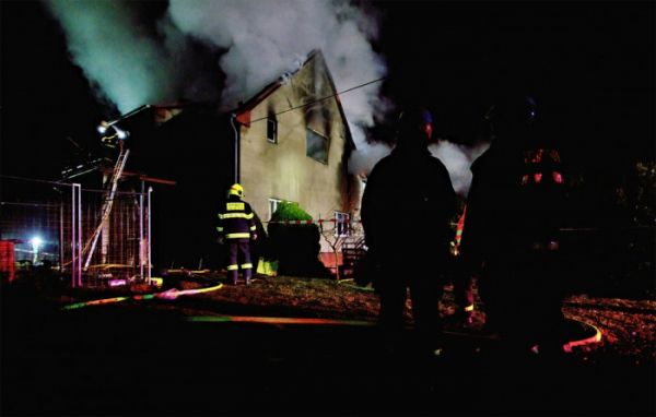 Tři jednotky hasičů zasahovaly u požáru střechy rodinného domu v Ostravě, škoda je vyčíslena na jeden milión korun