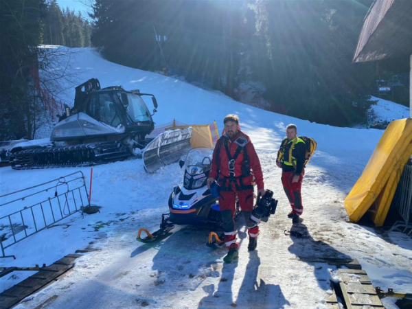 Ve skiareálu Bílá v Beskydech zemřel snowboardista. Neměl přilbu
