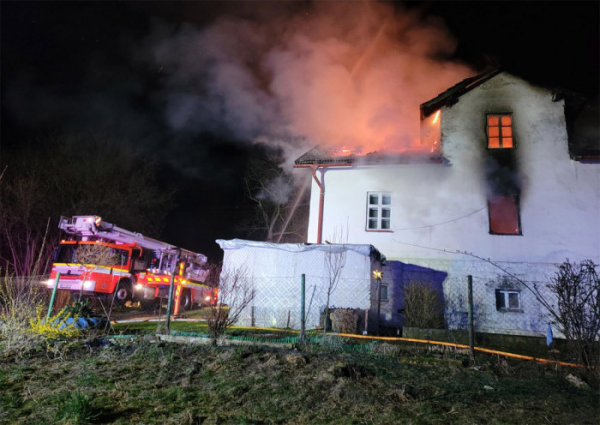 Požár domu na Třinecku si vyžádal vážně zraněnou osobu a škodu téměř milion korun
