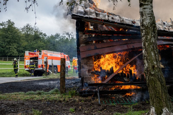 Hasiči likvidovali požár hospodářské budovy v Klokočově, způsobil škodu za 750 tisíc korun