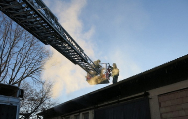 Ranní požár střechy haly v Opavě se škodou 700 tisíc korun