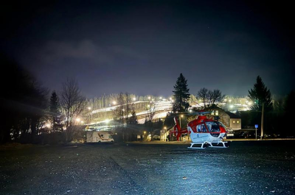 13letý lyžař na Bruntálsku přepadl přes zábradlí na parkoviště a vážně se zranil