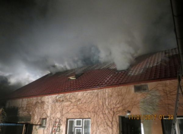 Noční požár střechy a půdy dvougeneračního domu v Paskově