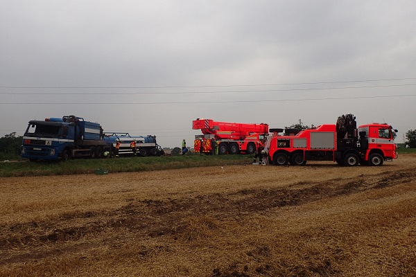 Dopravní nehoda cisternového automobilu s přívěsem na Opavsku