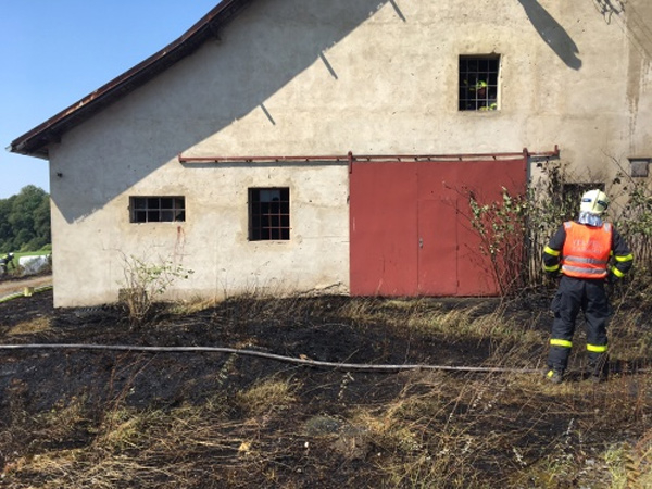 Hasiči uchránili na Novojičínsku sklad nábytku před požárem kvůli včelám