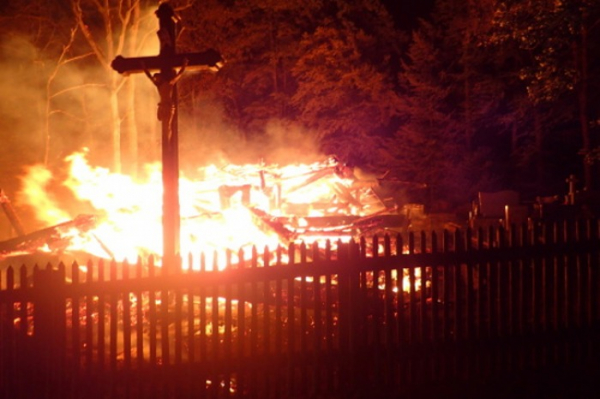 Noční ničivý požár dřevěného kostela v Třinci-Gutech